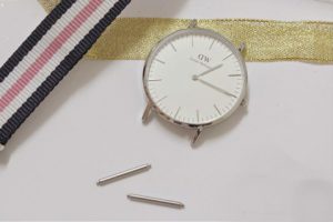 Hướng dẫn cách thay dây đồng hồ DW tại nhà cực nhanh và đơn giản