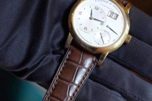 Cách khử mùi dây da đồng hồ ngay tại nhà